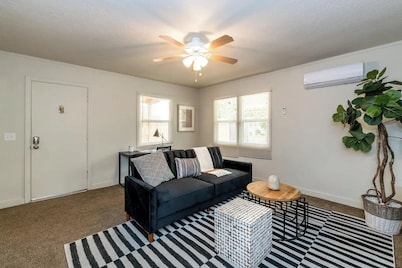 Cozy & Stylish 2BD/1BTH - Great for Long-term Stay