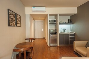 Appartement, balcon, vue ville | Cuisine privée | Micro-ondes, four, plaque de cuisson, cafetière/bouilloire