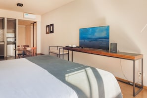 1 slaapkamer, een laptopwerkplek, een strijkplank/strijkijzer