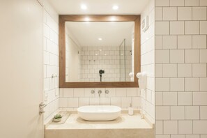 Appartement Classique, balcon, vue ville | Salle de bain | Articles de toilette gratuits, sèche-cheveux, serviettes fournies, savon