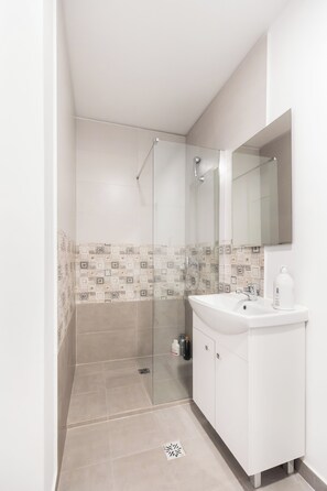 Een douche, een haardroger, handdoeken, toiletpapier