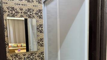 Douche, serviettes fournies, papier toilette