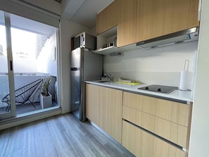 Appartement Classique, plusieurs lits, balcon, vue ville | Coin cuisine privé | Micro-ondes, plaque de cuisson, cafetière/bouilloire