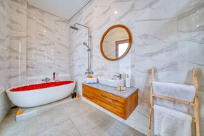 Serviettes fournies, savon, papier de toilette
