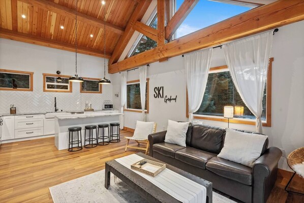 TV, fireplace - The Timber House Boutique Bungalow (Girdwood)