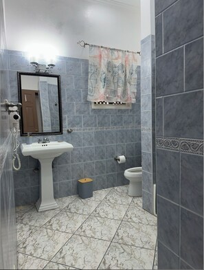 Sèche-cheveux, serviettes fournies, savon, papier toilette