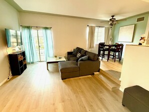 Living area - Charming fully furnished 1-bedroom condo with two gated parking spots! (Los Angeles)