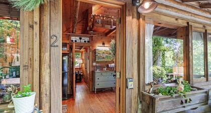 COZY LOG CABIN/LAKE LUCERNE - lake view w/tub, wood stove, 3 mi. to dwtn Eureka
