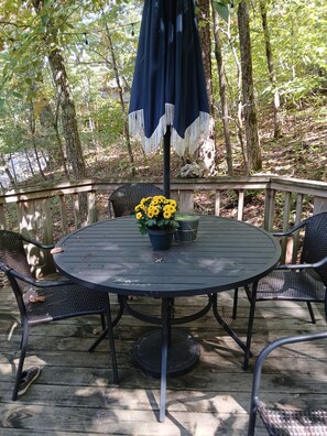Outdoor dining - 🌼COZY LAKEVIEW CABIN💐 - Jetted Tub, Fireplace, WiFi + 3 miles to Dwtn Eureka (Eureka Springs)
