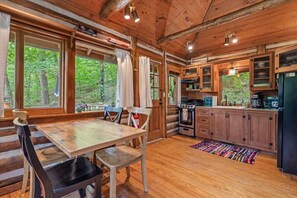 Dining - 🌼COZY LAKEVIEW CABIN💐 - Jetted Tub, Fireplace, WiFi + 3 miles to Dwtn Eureka (Eureka Springs)