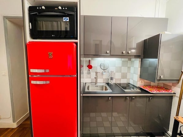 Réfrigérateur, micro-ondes, four, plaque de cuisson