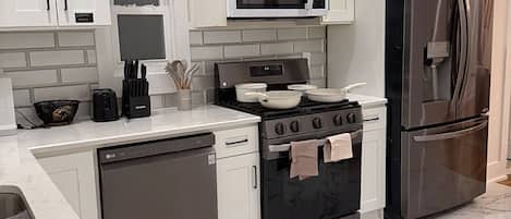 Frigorifero, microonde, forno, piano cottura