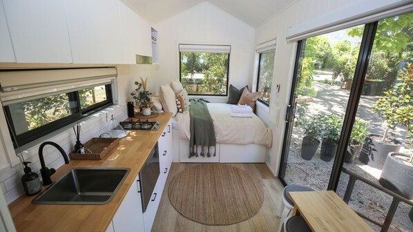 1 bedroom, desk, free WiFi, bed sheets