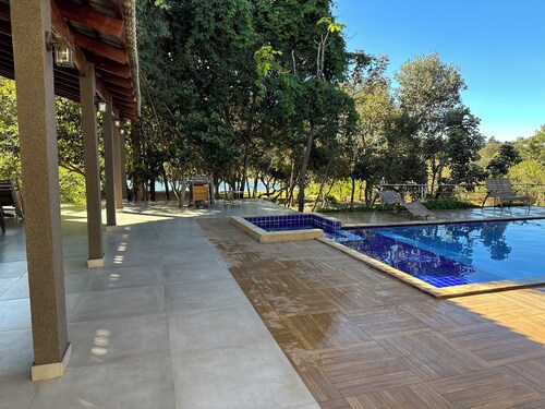 Beautiful country house on the banks of the most charming lagoon in the region