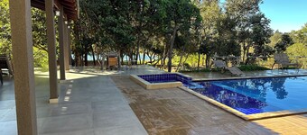 Beautiful country house on the banks of the most charming lagoon in the region