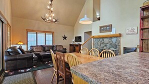 Condo, 3 Single Beds (Circle Four Condo 19) | Interior - Circle Four Condo 19 (Bend)
