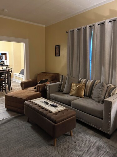 Superb 4-bedroom house with Central Air and Heat 15 minutes from Motiva Refinery