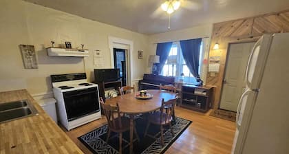 Cowboy quaint 2 bedroom 1 Unit of farmhouse duplex. Near Sheridan Horse Property