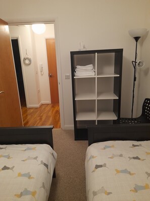 2 bedrooms, iron/ironing board, WiFi, bed sheets - Glastonbury Town center-entire apartment (Glastonbury)