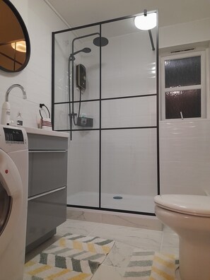 Shower, hair dryer, towels, soap - Glastonbury Town center-entire apartment (Glastonbury)