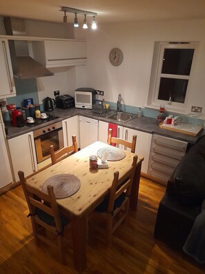 Microwave, oven, dishwasher - Glastonbury Town center-entire apartment (Glastonbury)