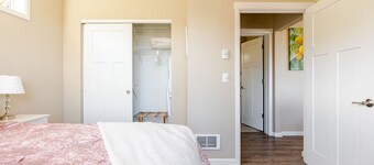 Serene Waterview Retreat/Hot Tub/Private Beach &Tennis Court/ Pet-Friendly