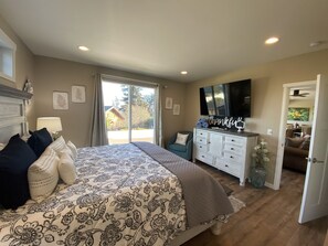 3 bedrooms, desk, iron/ironing board, travel cot