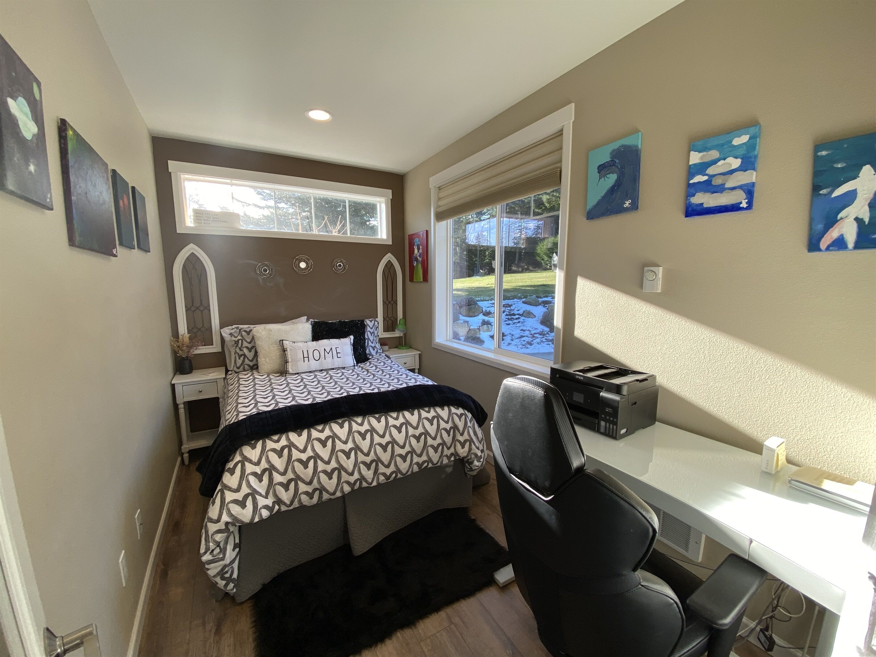 3 bedrooms, desk, iron/ironing board, travel cot