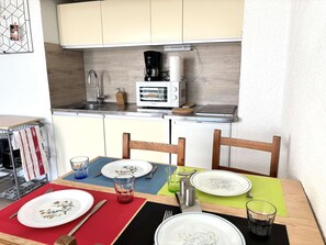 Kühlschrank, Mikrowelle, Kochgeschirr/Geschirr/Besteck