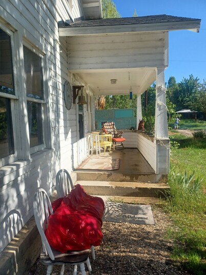 Charming farmhouse with 1 bedroom and WiFi, AC in welcoming Emery