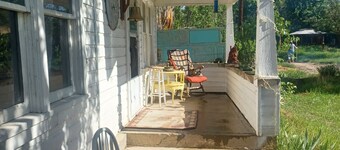 Charming farmhouse with 1 bedroom and WiFi, AC in welcoming Emery