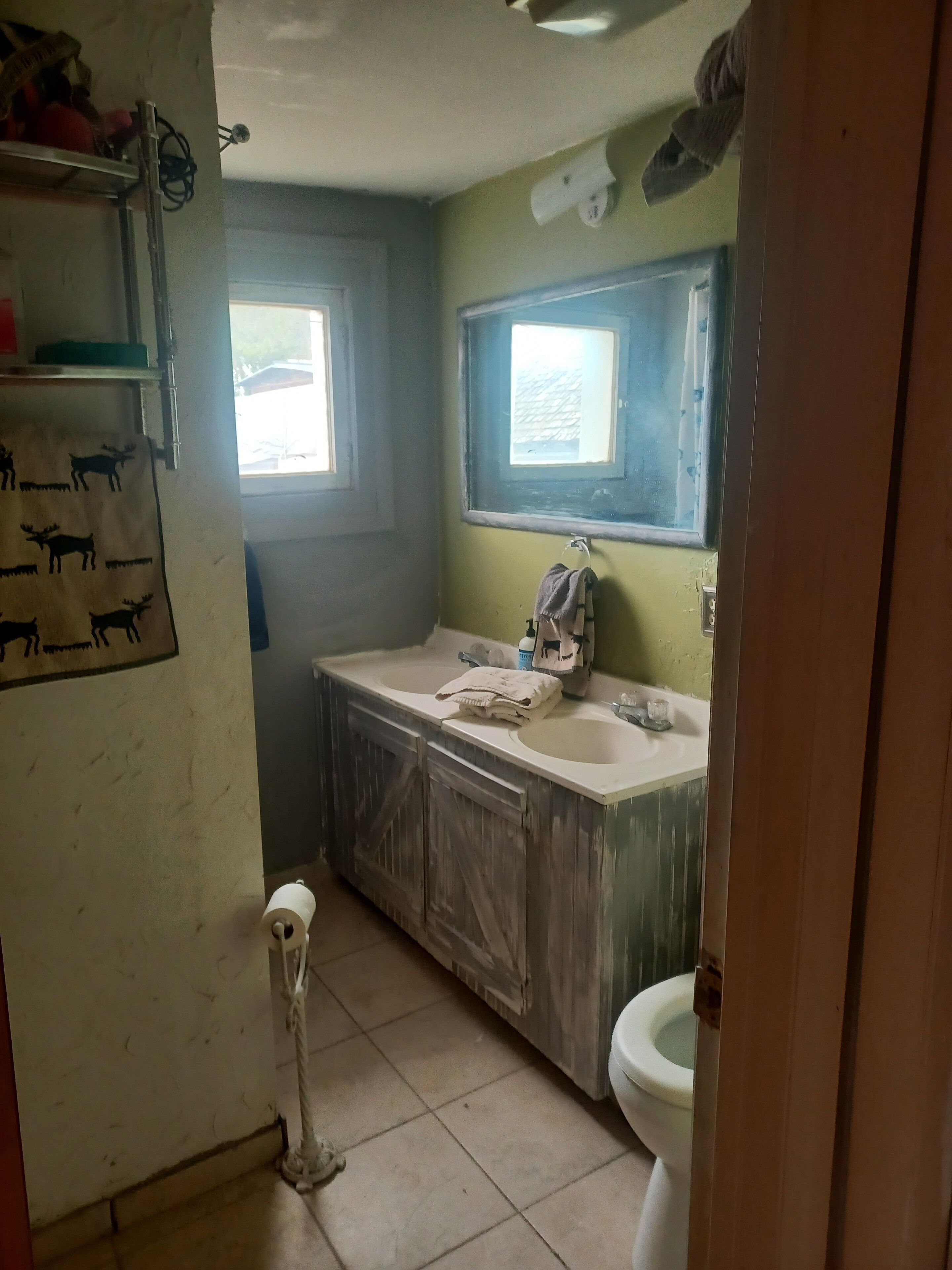 Dusj, hårføner, håndklær og såpe