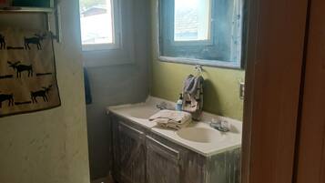 Dusj, hårføner, håndklær og såpe