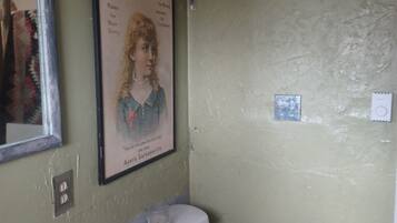 Dusj, hårføner, håndklær og såpe