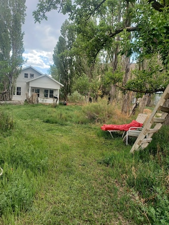 施設の敷地. Charming farmhouse with 1 bedroom and WiFi, AC in welcoming Emery