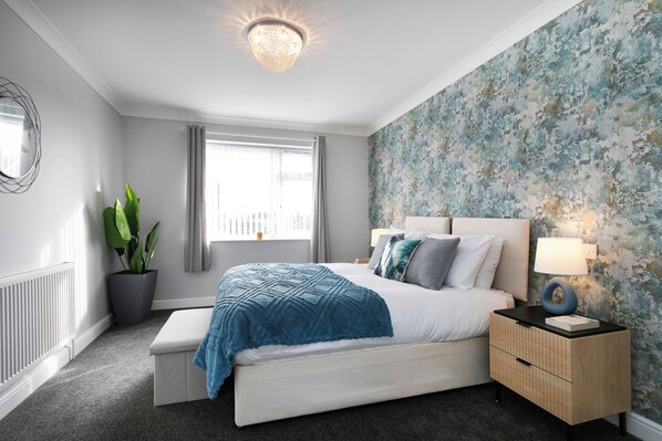 4 bedrooms, iron/ironing board, WiFi, bed sheets