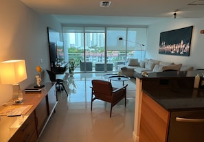 Smart TV, ping pong, computer monitors, printers - LUXURY DUPLEX APT-WATER VIEW-5 MIN AVENTURA MALL/BEACH-AMENITIES-5 Mth MIN STAY (Aventura)