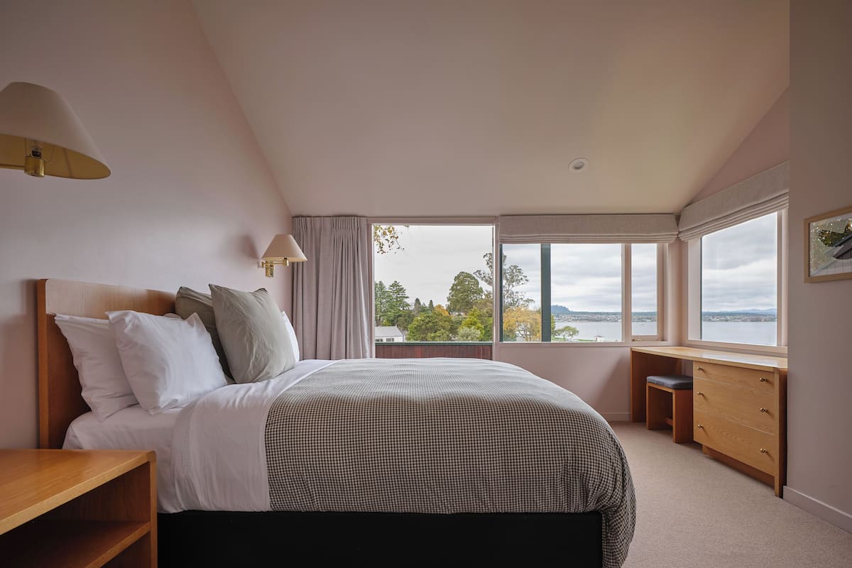 Chalet 5 | 2 bedrooms, desk, iron/ironing board, free WiFi