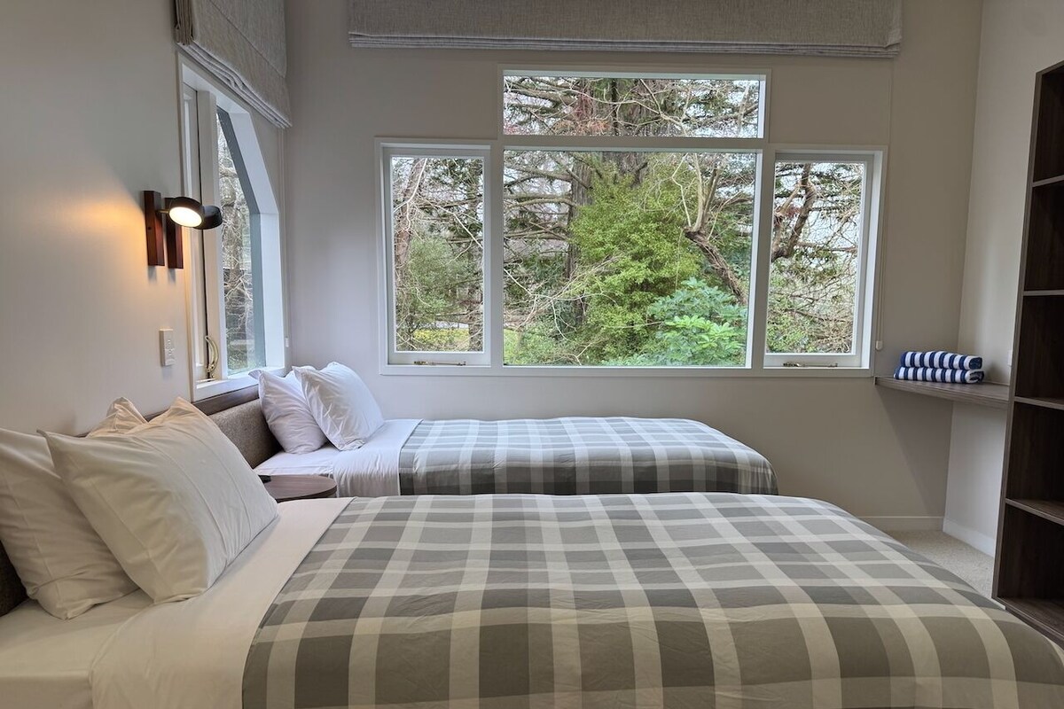 2 bedrooms, desk, iron/ironing board, WiFi (free)