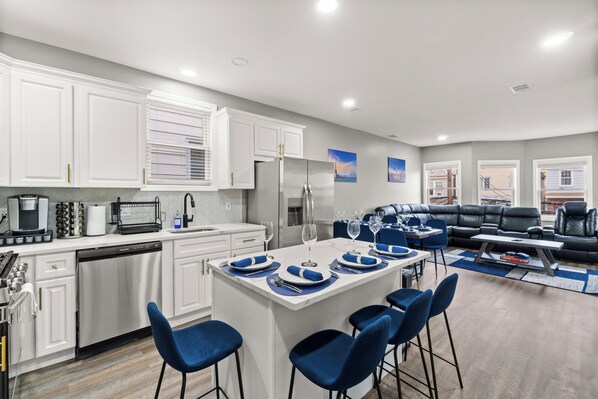 Fridge, microwave, oven, dishwasher - Full House, 7 Bedrooms, 9 Beds, 4 Bathrooms Close to NYC & EWR (Bayonne)