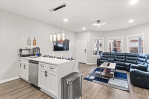 Interior - Full House, 7 Bedrooms, 9 Beds, 4 Bathrooms Close to NYC & EWR (Bayonne)