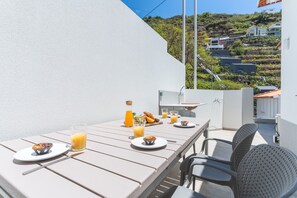 Outdoor dining - Atlantic Lookout by Atlantic Holiday (Calheta)