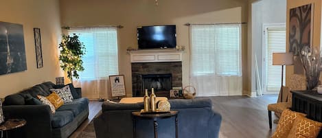 Smart TV, fireplace
