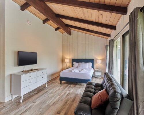 Fresno Studio - A/C & Heating, Wi-Fi, Washer & Dryer