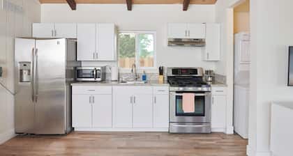 Fresno Studio - A/C & Heating, Wi-Fi, Washer & Dryer