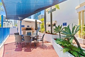 Outdoor dining - Coastline Escape Renovated Unit-Quiet Area-Parking Included (Broadbeach)