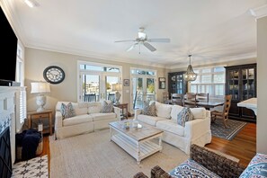 Een televisie en een tafeltennistafel