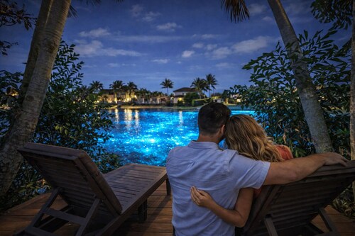 Lakefront Glow Villa, 4K Cinema, Heated Pool & Spa – Sleeps 12