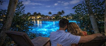 Lakefront Glow Villa, 4K Cinema, Heated Pool & Spa – Sleeps 12