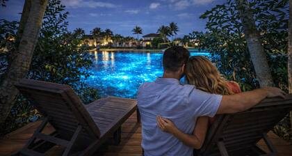 Lakefront Glow Villa, 4K Cinema, Heated Pool & Spa â Sleeps 12